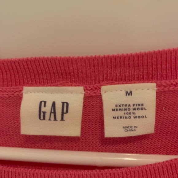 Basic GAP pink crewneck. - Picture 2 of 2